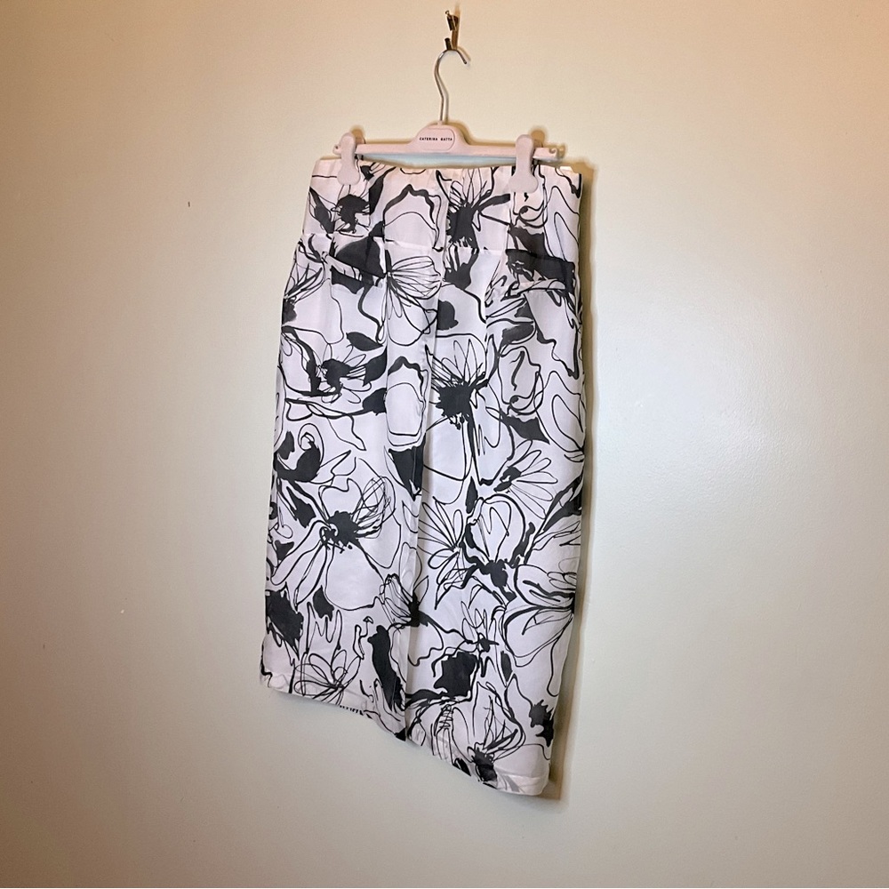 Lafayette 148 black and white women skirt size 16, waist 36 inches yoke detail.